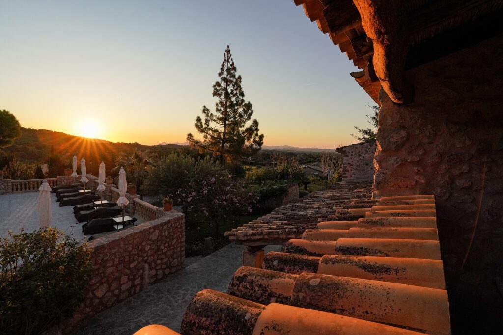 Terraza de Mirabona al atardecer sobre la Serra de Tramuntana