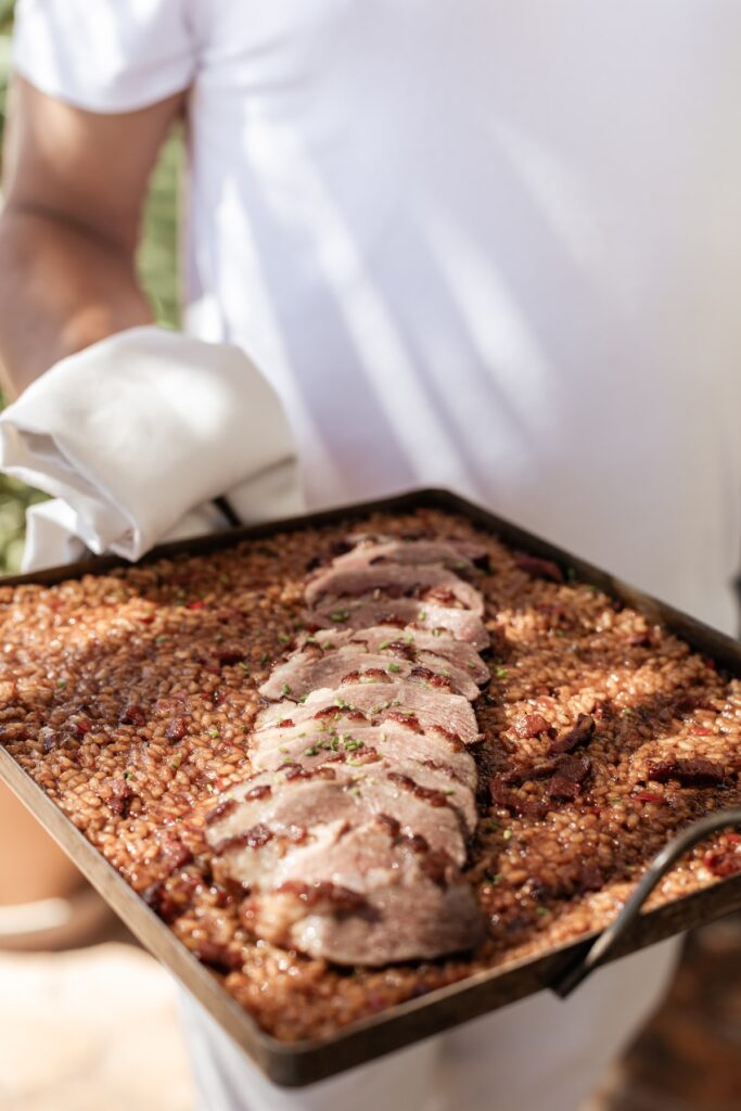 Plato del menú de Mirabona: carne laminada sobre un lecho de cereal
