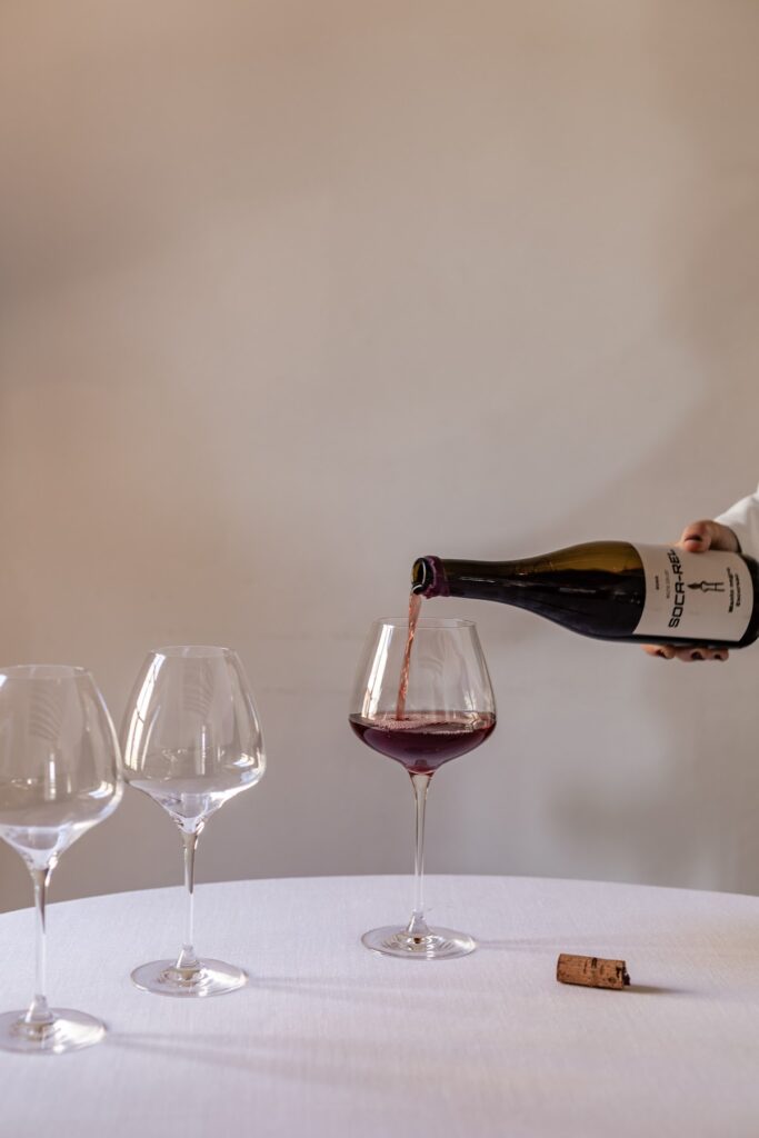 Servicio de vino en la mesa del restaurante Mirabona